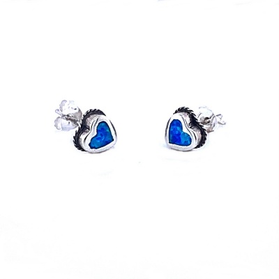 Kolczyki z niebieskim opalem w kształcie serca.